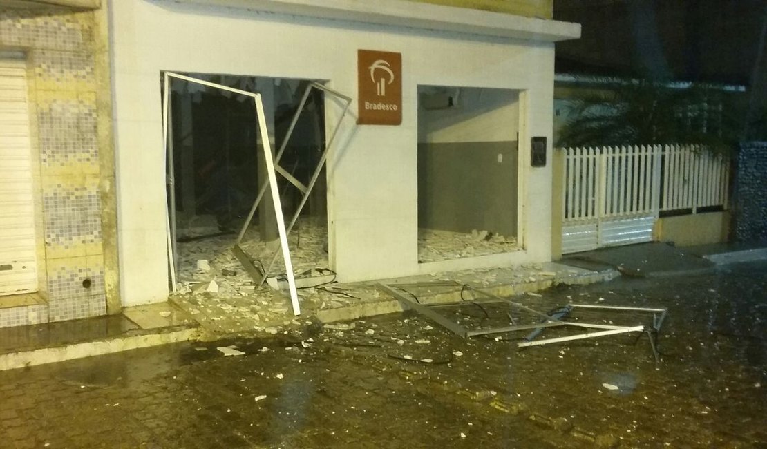 Bandidos explodem caixa eletrônico em posto do Bradesco em Traipu