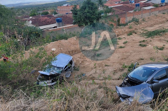 Colisão frontal entre veículos de passeio deixa pelo menos sete pessoas feridas, em Igaci