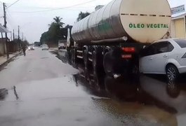 Homem agride companheira e morre ao bater carro em caminhão-tanque, em Rio Largo