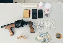 Vídeo. Homem tenta fugir da PM, mas é preso com arma de fogo e drogas, em Arapiraca