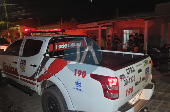 Homem tem casa invadida e é assassinado na frente da mãe, em Arapiraca