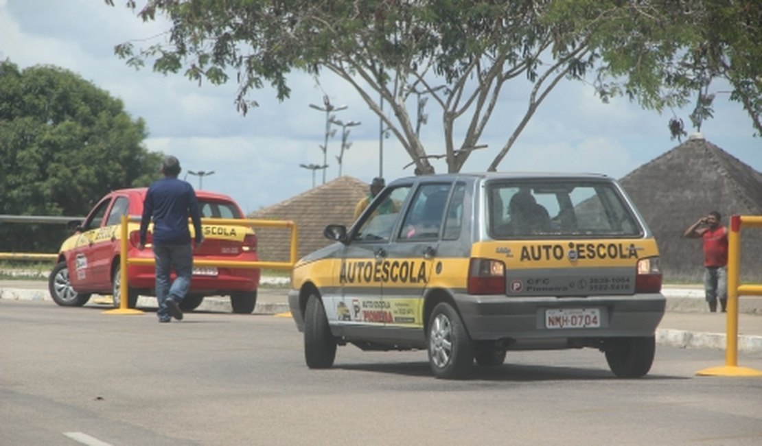 Detran e Desenvolve concedem linha de crédito para retorno das autoescolas em Alagoas