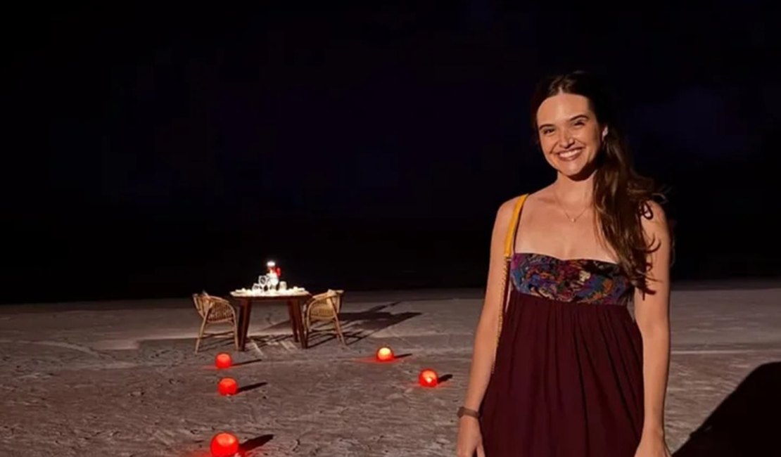 Atriz Juliana Paiva celebra noivado com jantar romântico em São Miguel dos Milagres