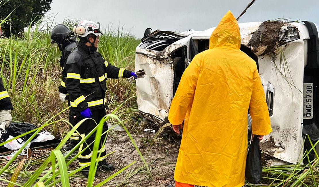 Casal e filhos adolescentes saem ilesos de capotamento de caminhonete em Marechal Deodoro