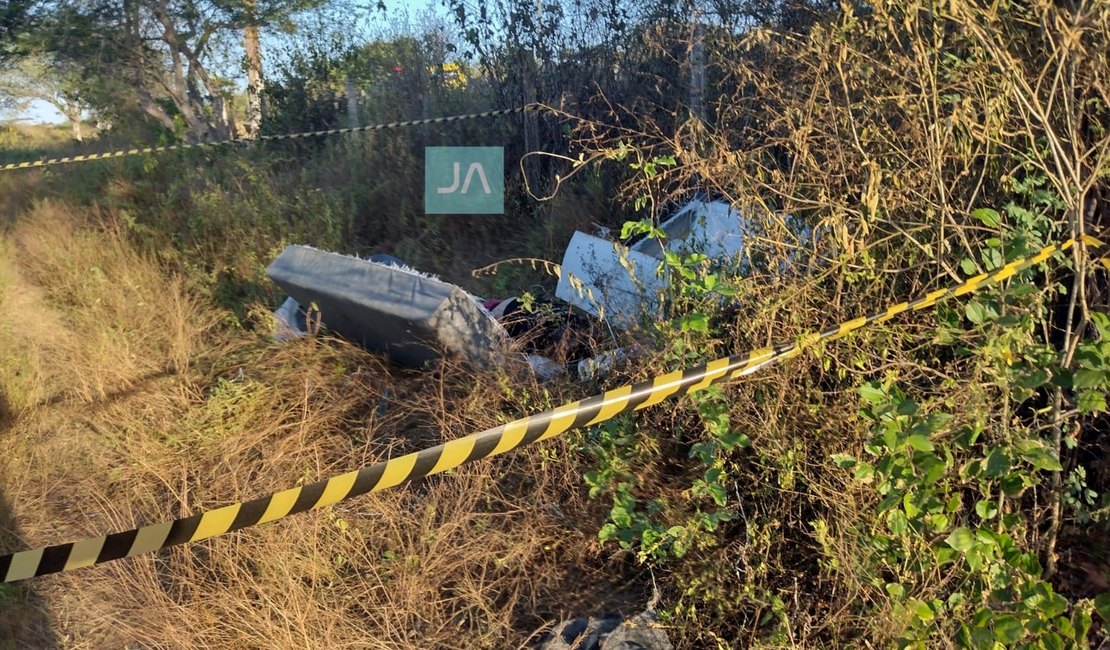 Corpo de homem amarrado e trajando camisa e cueca é encontrado em terreno baldio, em Arapiraca