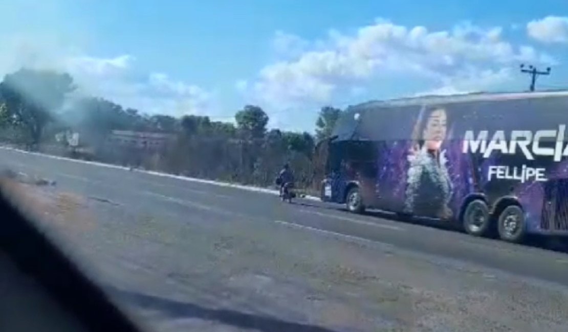 Vídeo. Motociclista que fazia manobras perigosas se envolve em acidente com ônibus da cantora Márcia Felipe