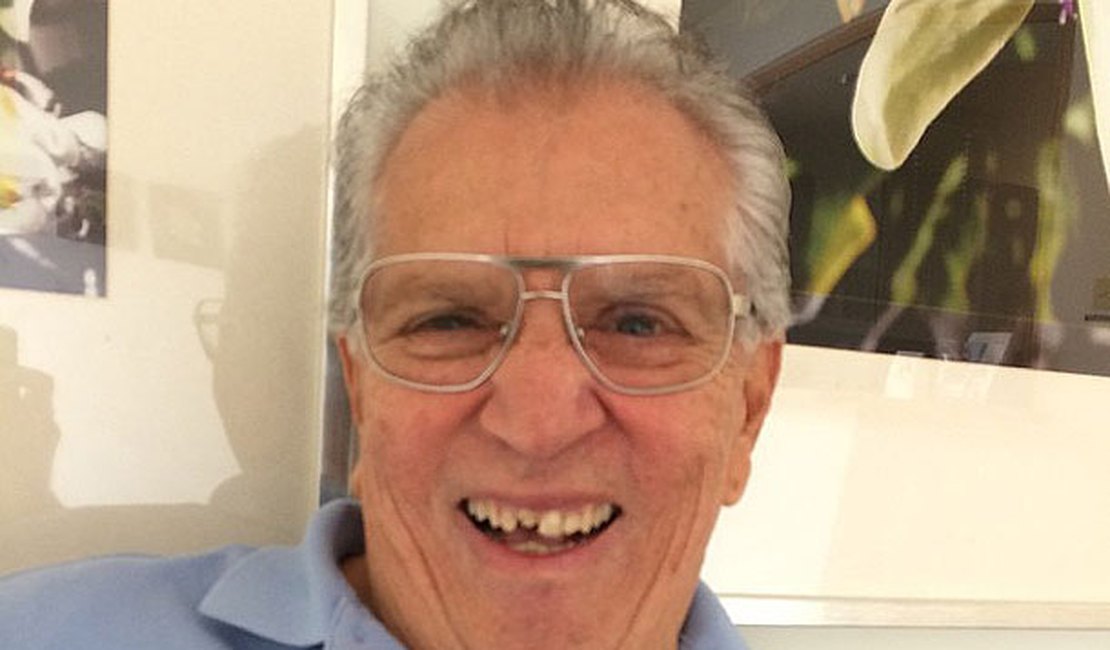 Carlos Alberto de Nóbrega quebra dente e posta foto no Instagram