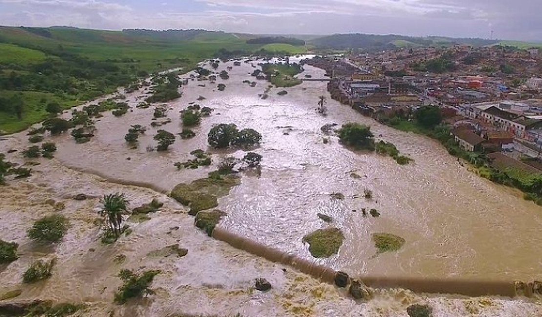 Cadáver de jovem desaparecida é encontrado boiando no Rio Mundaú, mas é levado novamente pela correnteza