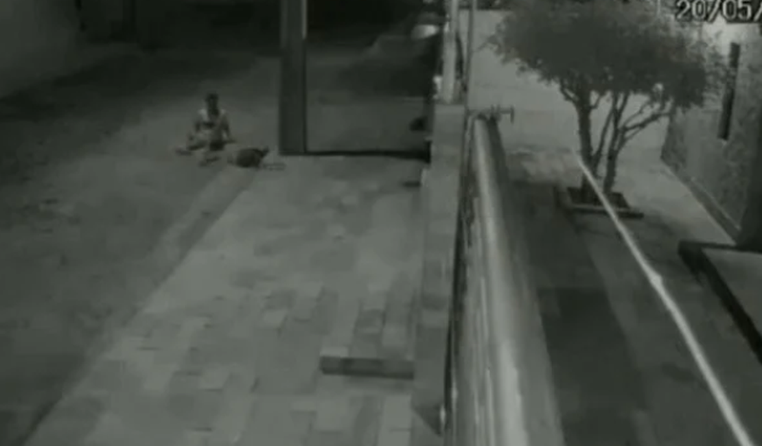 Vídeo mostra homem caindo de poste após levar choque enquanto furtava fios de energia elétrica na PB