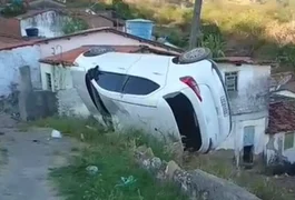 VÍDEO: Carro tomba e poste de energia elétrica impede veículo de despencar de ribanceira em Palmeira