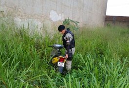 Moto roubada é encontrada escondida em terreno baldio, em Arapiraca