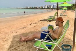 Comediante Super Odair aproveita folga na agenda e passeia em Maceió