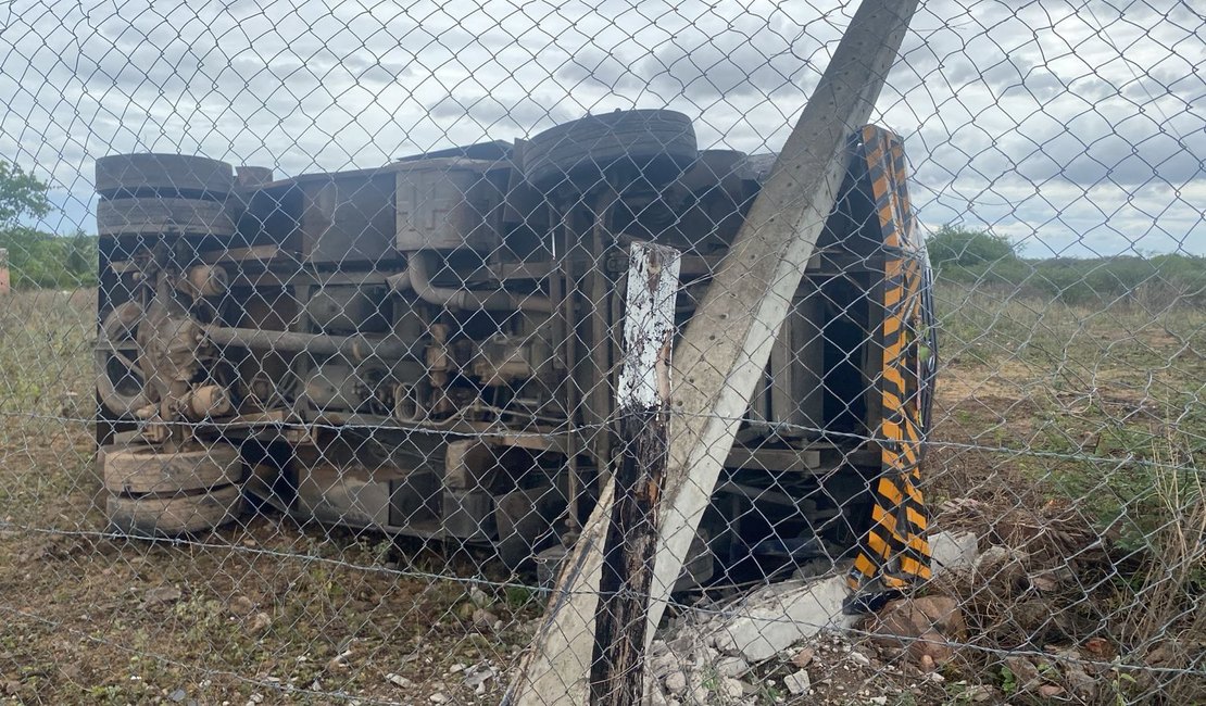 Carro-forte capota na BR-423, em Delmiro Gouveia, e deixa dois homens feridos