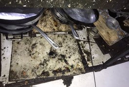 Fiscalização interdita barraca de praia da Guaxuma e retira alimentos impróprios de circulação