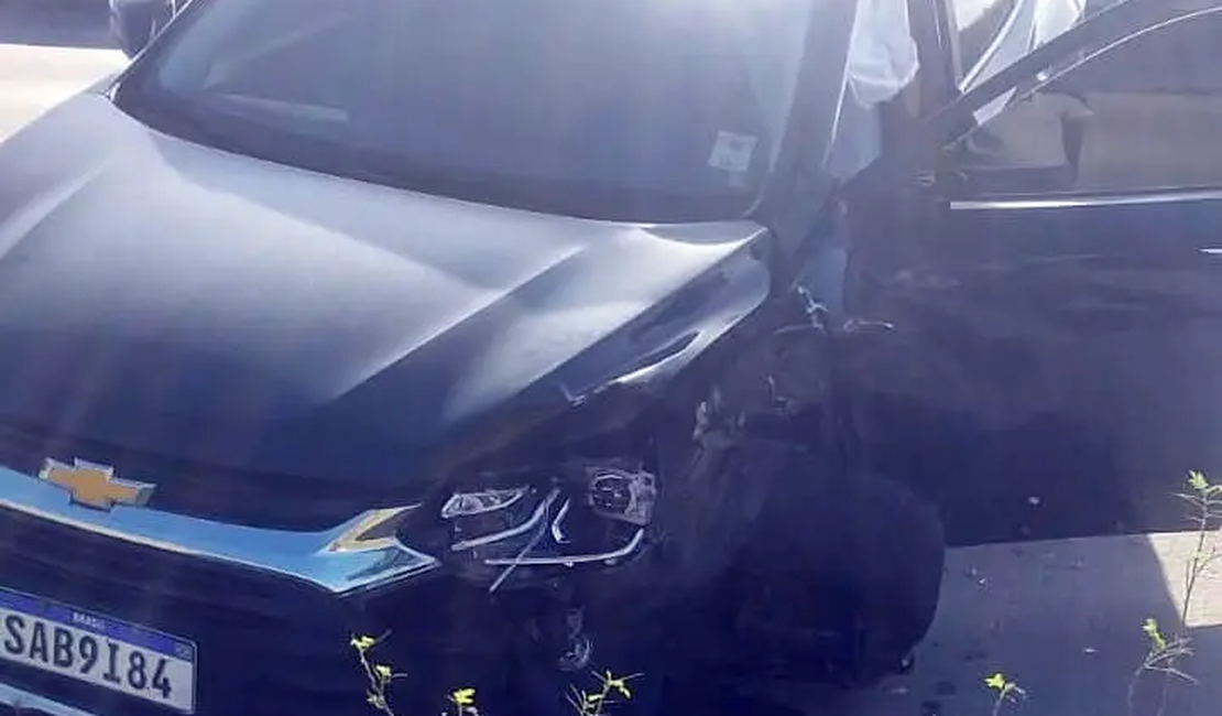Acidente entre carro e caminhão deixa médica do Samu ferida em rodovia alagoana
