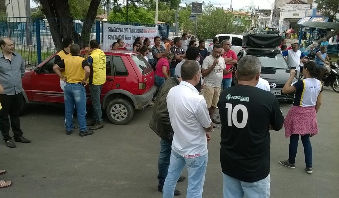 Grupo faz ato para defender empregos da Fábrica da Pedra, em Delmiro Gouveia