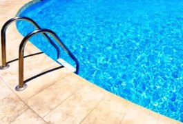 Menina de dois anos morre afogada após cair na piscina de casa no Antares, em Maceió