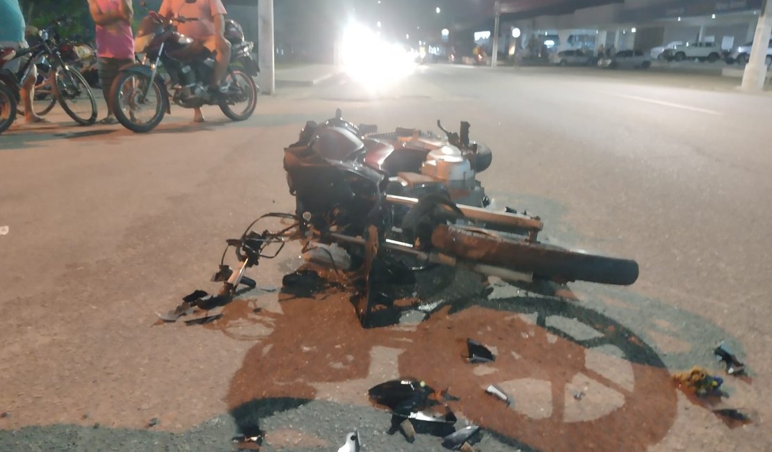 Colisão envolvendo motocicleta e carro deixa uma pessoa ferida, em Arapiraca