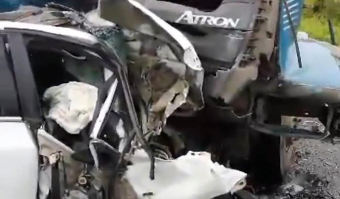 Homem morre após grave colisão entre carro e caminhão no Sertão alagoano