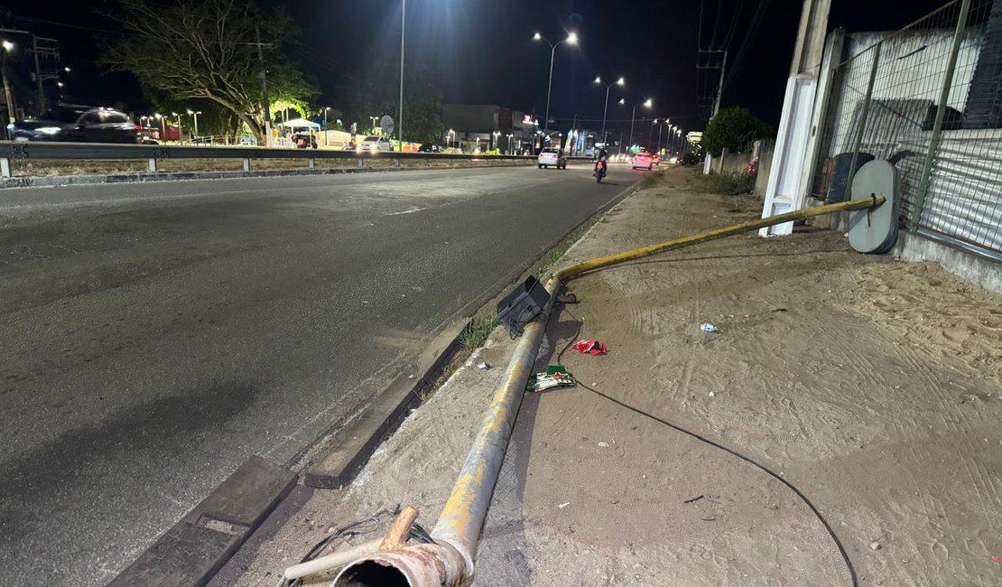 Caminhão arranca semáforo na AL-220, em Arapiraca, e deixa trânsito em alerta
