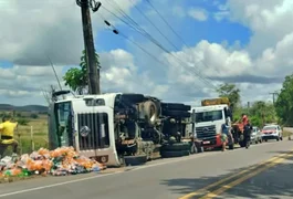 Carreta com carga de refrigerantes tomba e motorista sofre ferimentos em Satuba