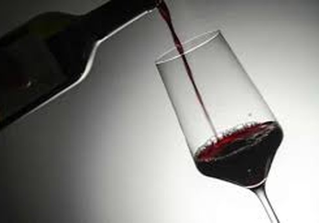Mulher presa por furto é flagrada com garrafa de vinho 'escondida' dentro da vagina