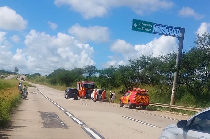 Corpo de Bombeiros é acionado para apagar chamas Kombi na BR-101