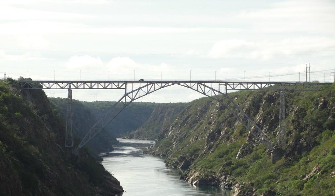 Corpo é resgatado na ponte da divisa entre AL e BA, em Delmiro Gouveia