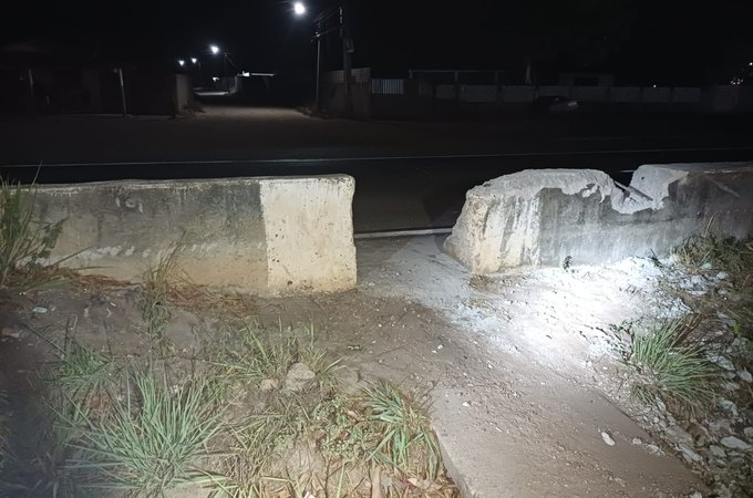 Quatro homens são flagrados destruindo mureta de proteção na BR-101, em Porto Real do Colégio