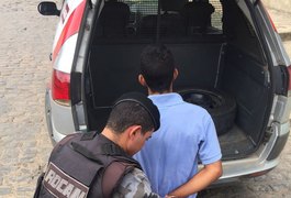 Menor suspeito de roubos é apreendido com arma de fogo em Arapiraca