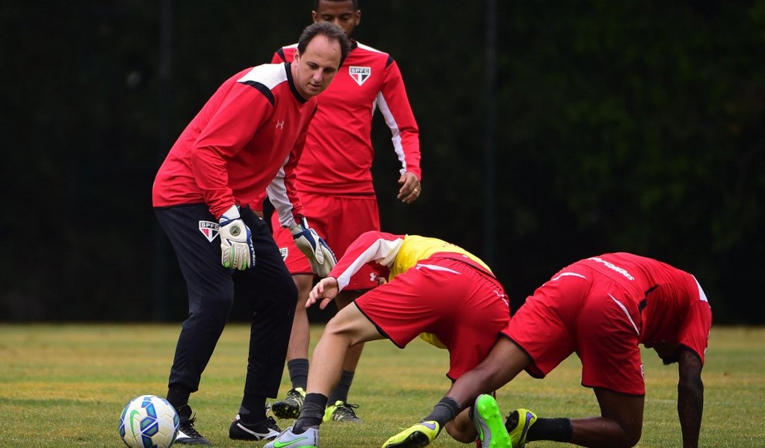 Ceni treina com bola e deve reforçar o São Paulo contra o Ceará