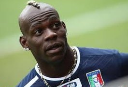 Balotelli pede beijo à rainha da Inglaterra