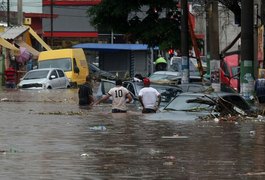 Chuva causa transtornos e enxurrada arrasta carros em São Paulo