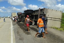 Carga de biscoito é saqueada após carreta tombar as margens da BR 101