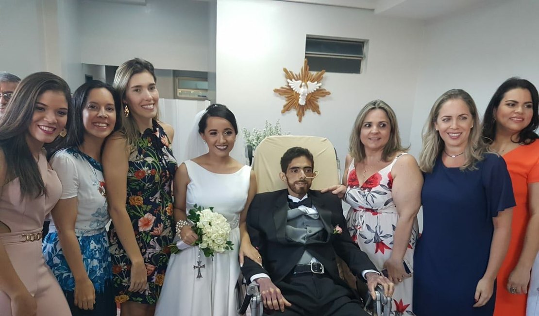 Emoção marca casamento de paciente com câncer dentro de Santa Casa de Maceió