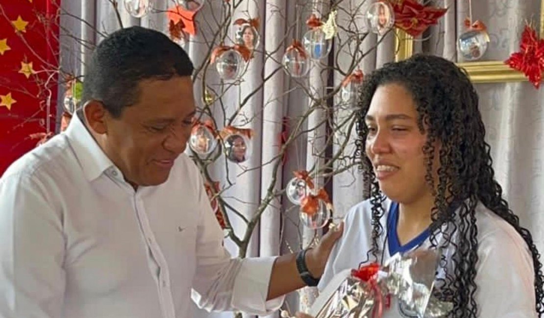 Estudante é premiada como melhor aluna da Escola Estadual Monsenhor Ribeiro Vieira
