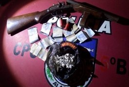 Polícia prende suspeito de tráfico com 84 bombinhas de maconha e apreende arma