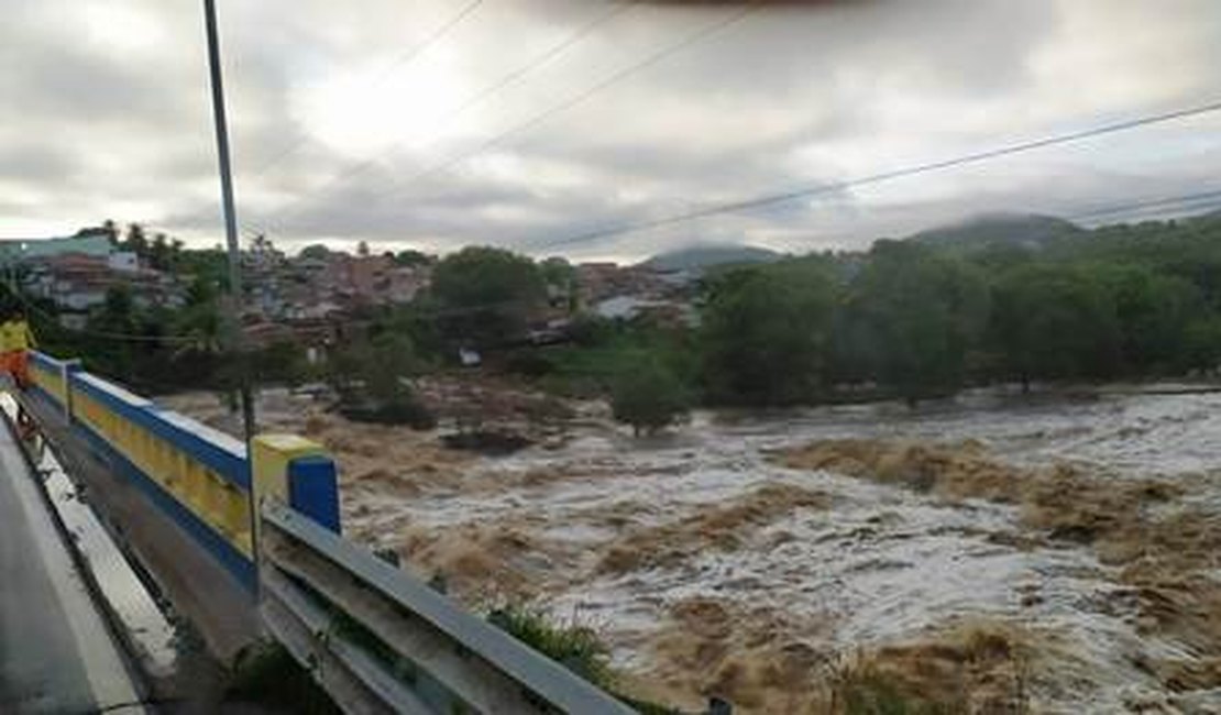 Rio Ipanema atinge nível seguro, mas Corpo de Bombeiros permanece em alerta