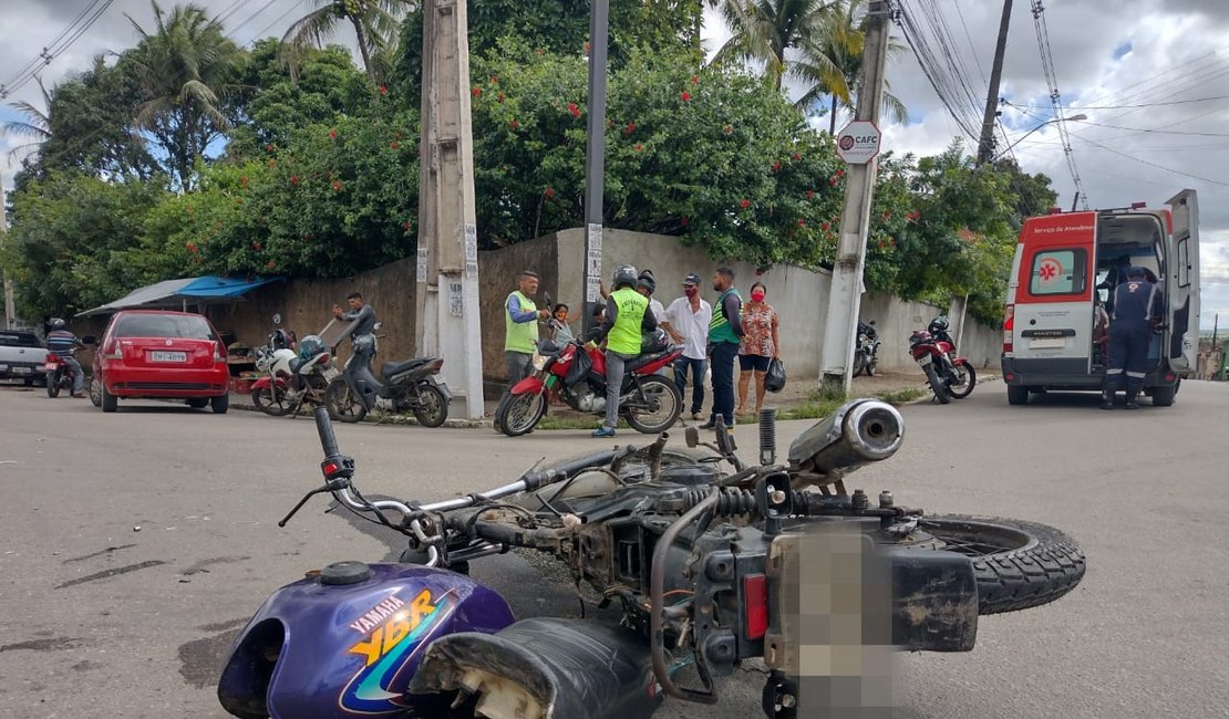 Colisão entre veículo de passeio e motocicleta deixa uma pessoa ferida, em Arapiraca