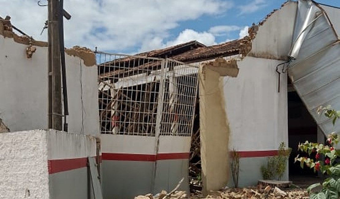 Telhado de oficina de balanceamento de veículos desaba em Arapiraca