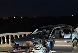 Colisão envolvendo carro e caminhão com carga de água mineral deixa homem ferido em Craíbas