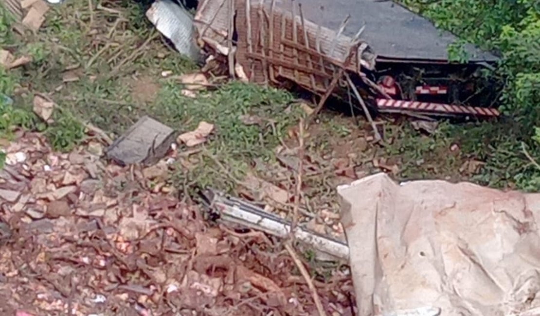 Acidente de caminhão na AL 115, em Palmeira dos Índios, deixa vítima fatal
