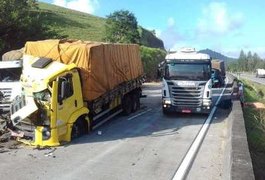 Seis caminhões se envolvem em acidente na BR-101, em Joaquim Gomes