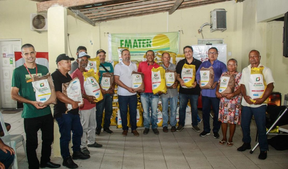 Prefeitura de Penedo anuncia distribuição gratuita de mudas para agricultores durante entrega de sementes do Planta Alagoas