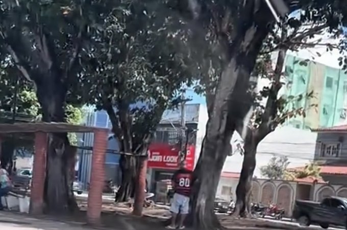 Homem é flagrado urinando em praça pública e caso repercute em Arapiraca