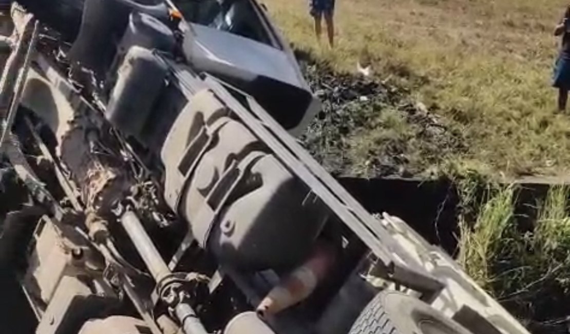 Caçamba carregada com brita cai em riacho após não conseguir subir ladeira no interior de Alagoas