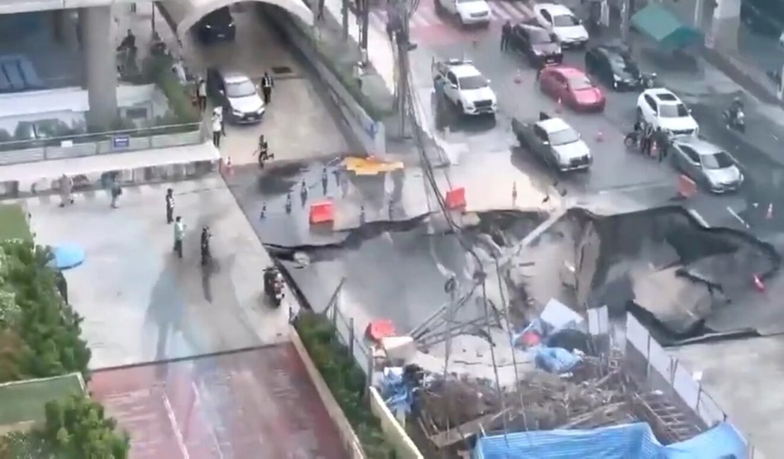 VÍDEO: Cratera de 50 metros de profundidade se abre no meio da rua em Bangkok