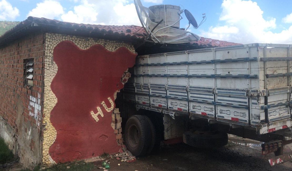 Motorista perde controle de caminhão e veículo invade bar, em Traipu