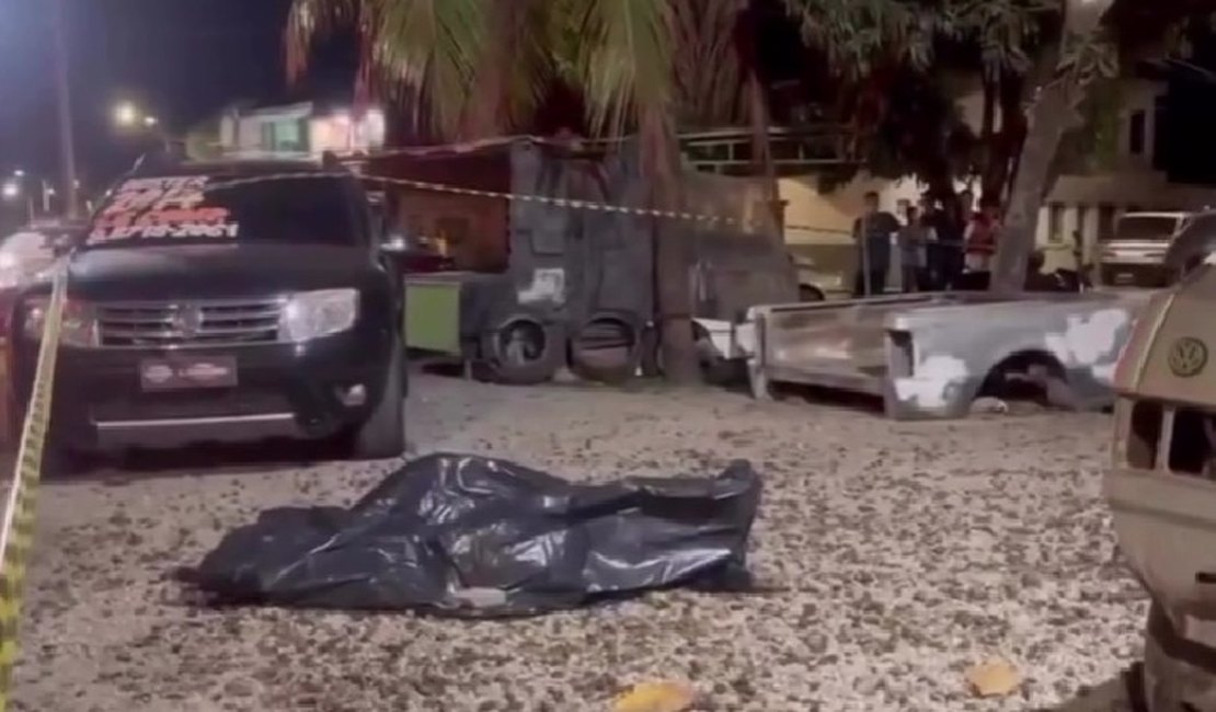 Mulher é assassinada a facadas em via pública; suspeito do crime seria ex-companheiro da vítima