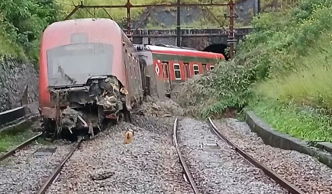 Deslizamento de terra atinge trem da CPTM, que descarrilou e paralisa parte da Linha 7-Rubi neste sábado